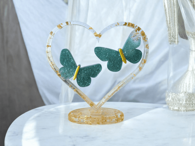 Coeur sur socle et ses papillons "effet diamant" Vert